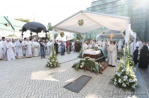 otpevanie_mitropolita_vladimira_pered_uspenskim_soborom_07